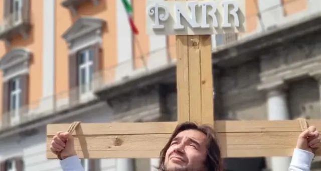 Ex Whirlpool:la 'Via Crucis' degli operai in piazza a Napoli