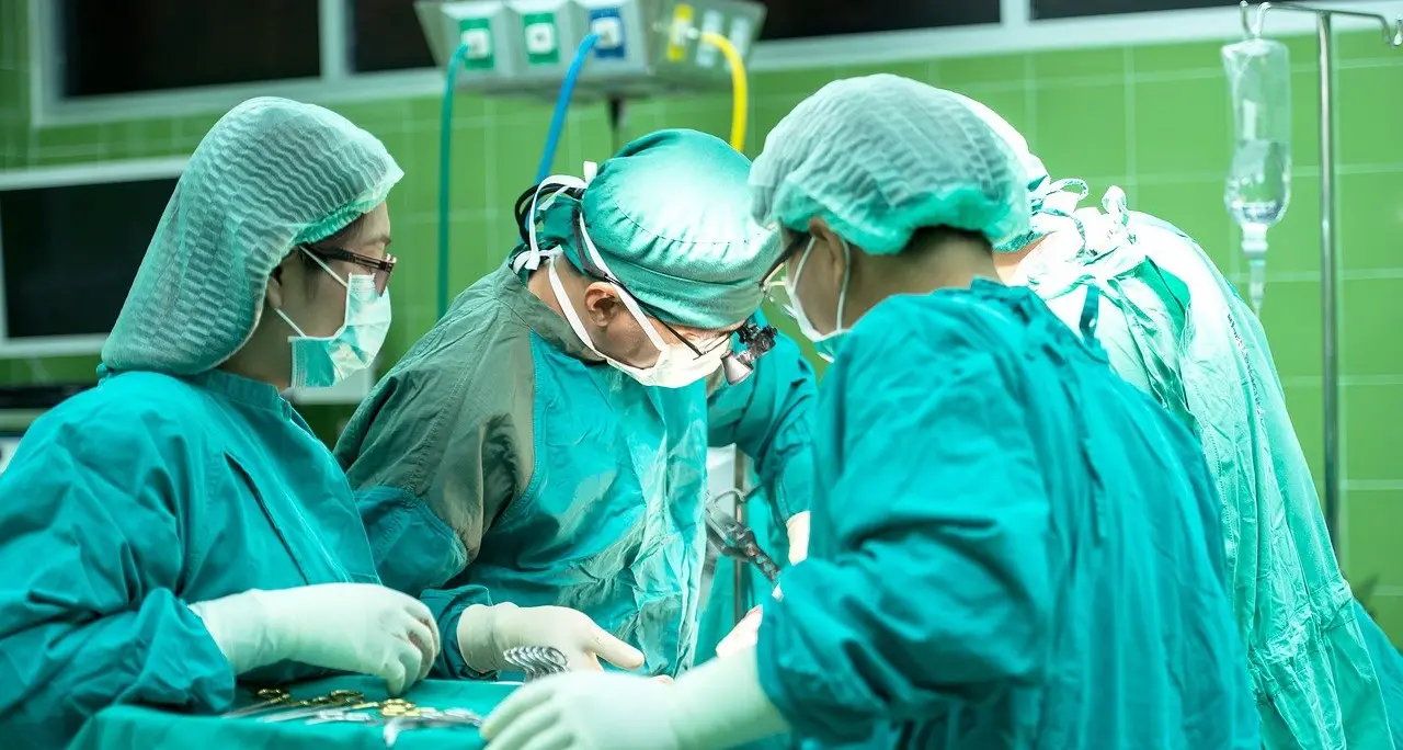 «Prima eroi, poi dimenticati»: il mondo della sanità scende in piazza