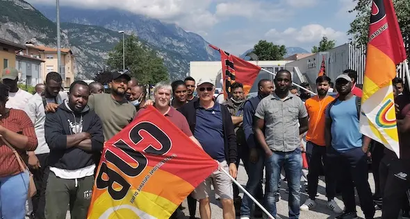 Presidio alla Furlani Carni, i lavoratori della coop Movitrento chiedono buoni pasto e pause retribuite