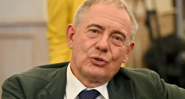 Urso: \"Il rigassificatore va fatto, vedremo se a Piombino\"
