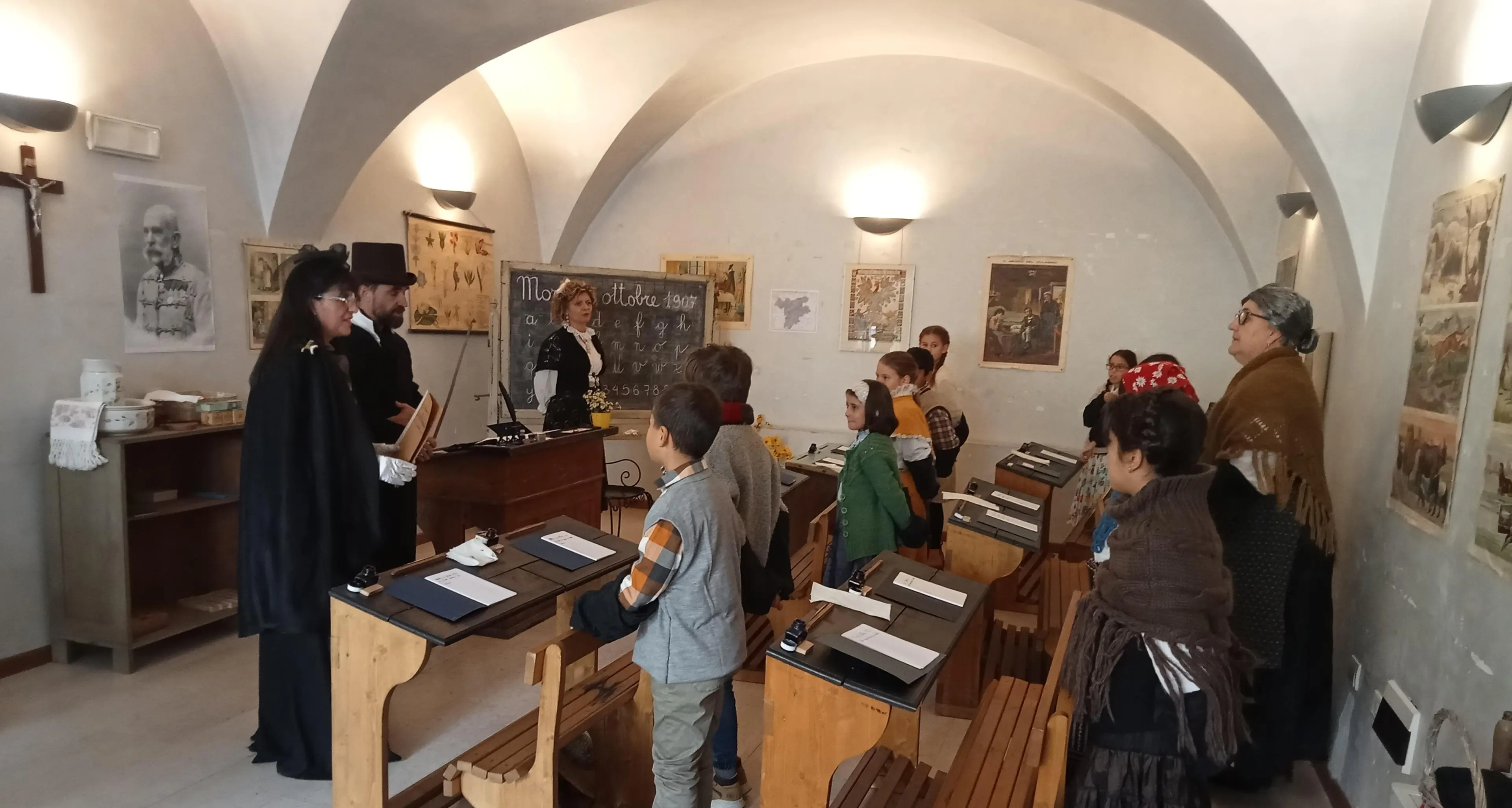 Mori, per un giorno bimbi a scuola come fosse il 1907, bacchettate comprese (per finta)