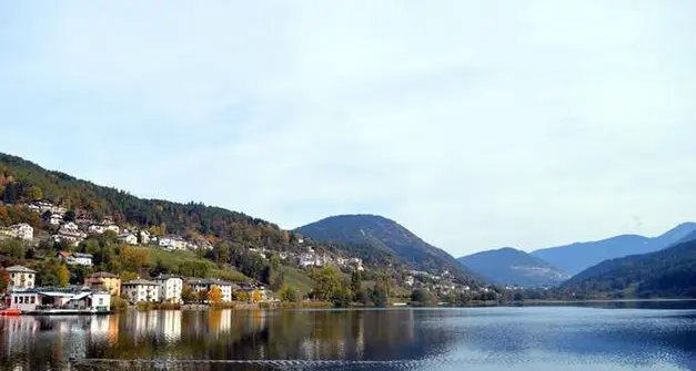 Piné, stop ai bagni nel lago della Serraia: presenza di microtossine a causa delle alghe