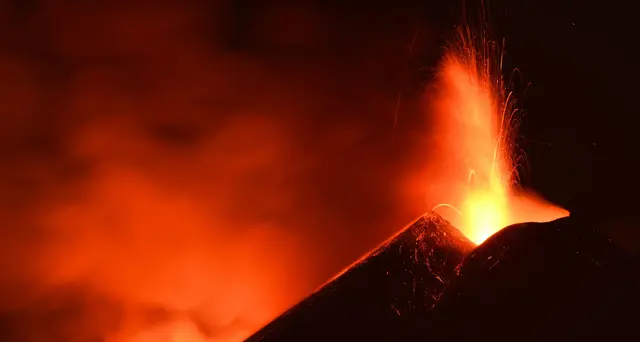 Etna: Ingv, fontane di lava e colate dal cratere di Sud-Est