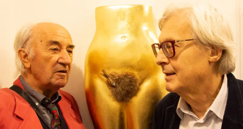 I segreti del Premio Vittorio Sgarbi: 1.124 partecipanti, 400 euro a testa per mettersi in mostra e sentirsi artisti vincitori (con il selfie)
