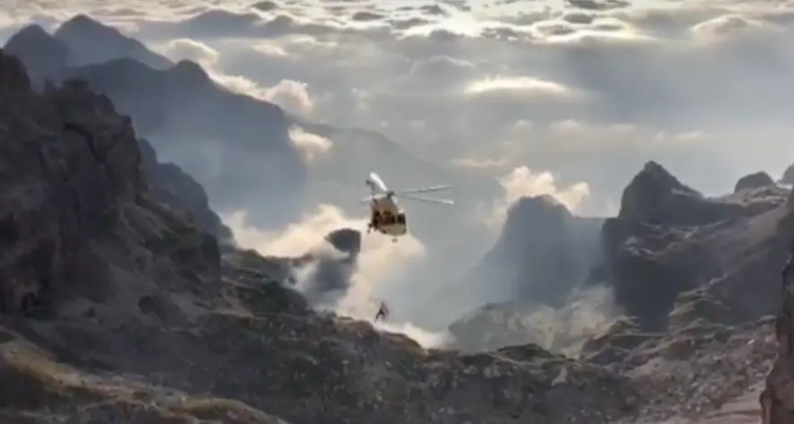 Intervento di soccorso per due alpinisti con le corde incastrate al Campanile Basso (Dolomiti di Brenta)