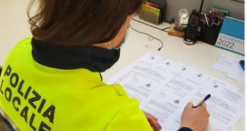 La grande truffa del pellet: così la banda di napoletani incassava migliaia di euro, finché una signora di Tione...