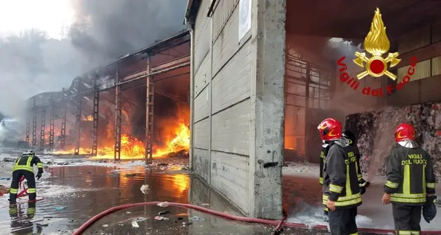 Rogo in deposito materiali riciclo, sindaco: 'chiudete finestre'