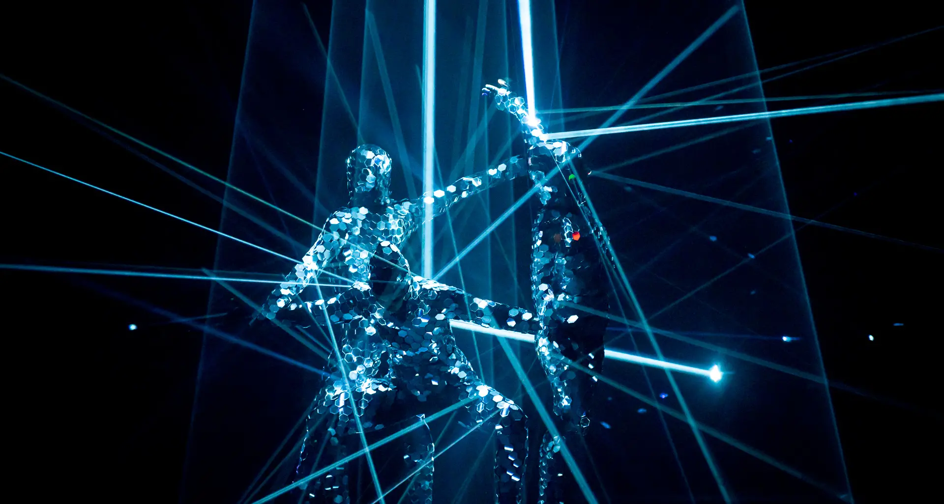 L'infinito blu dell' eVolution Dance Theater stasera e domani al Teatro Sociale
