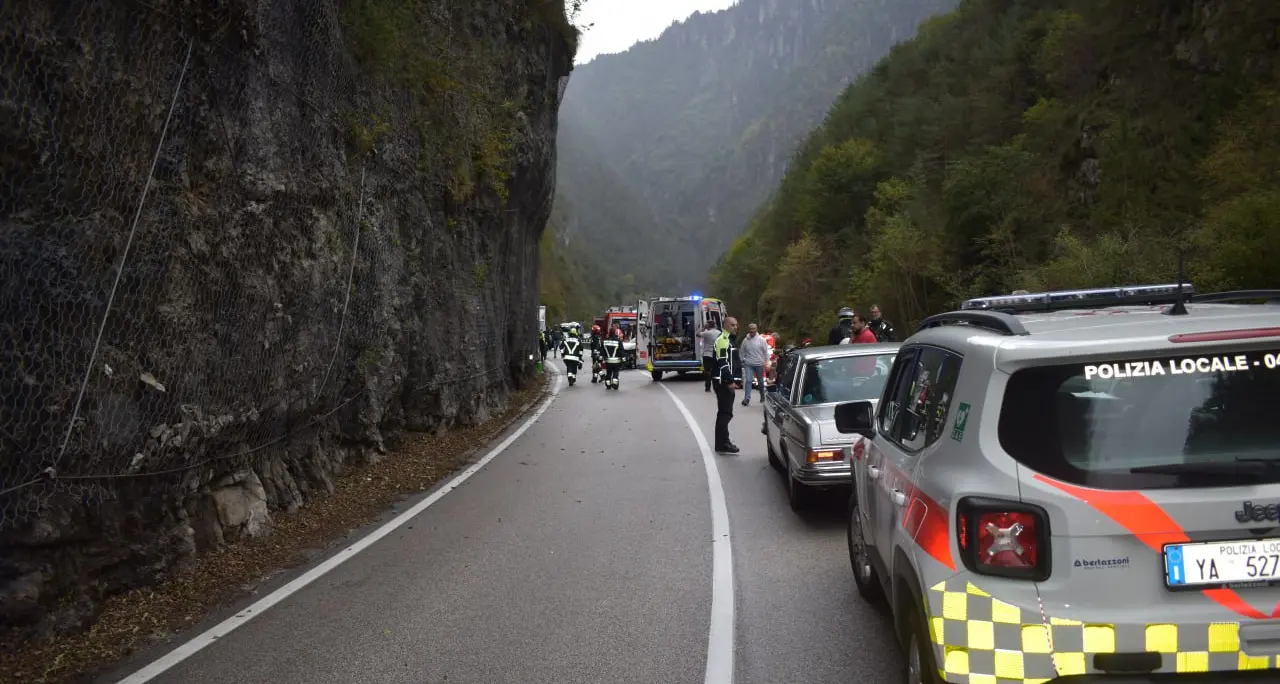 Finisce rovinosamente a terra: grave motociclista tedesco di 26 anni
