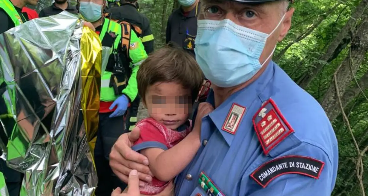 Ritrovato il bimbo di 2 anni perso nel bosco, il racconto del carabiniere che lo ha salvato: «mi si è stretto al collo e ha chiamato la mamma»