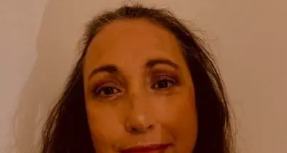 Sepolta accanto al marito accusato di averla uccisa di botte. Le amiche di Alessandra indignate