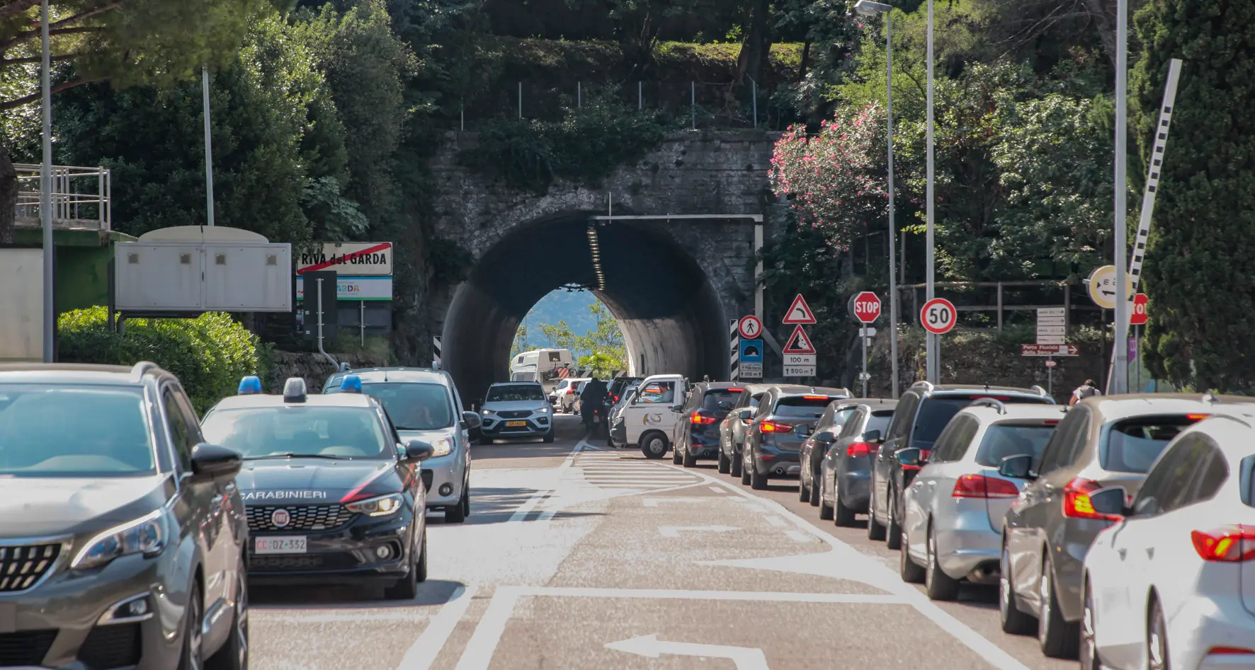 Dieci ore di code per lasciare il lago di Garda: buon segno per il turismo, calvario per chi ci vive