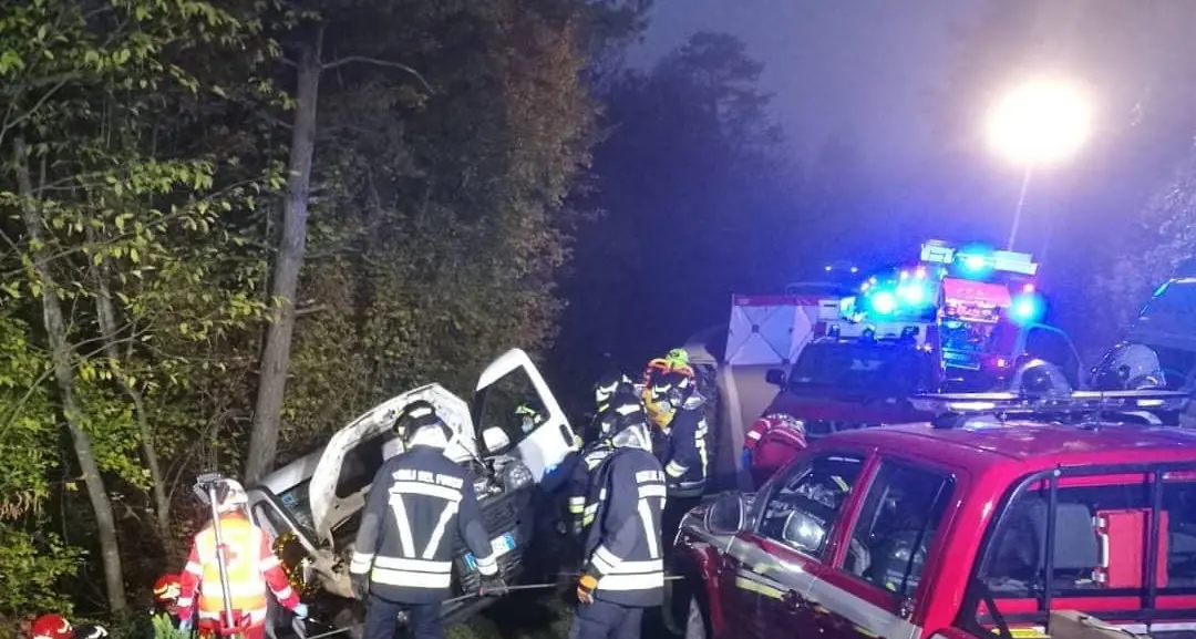 Furgone fuori strada al Ponte dei Servi: ferito il conducente, rimasto in bilico sulla forra del Limarò
