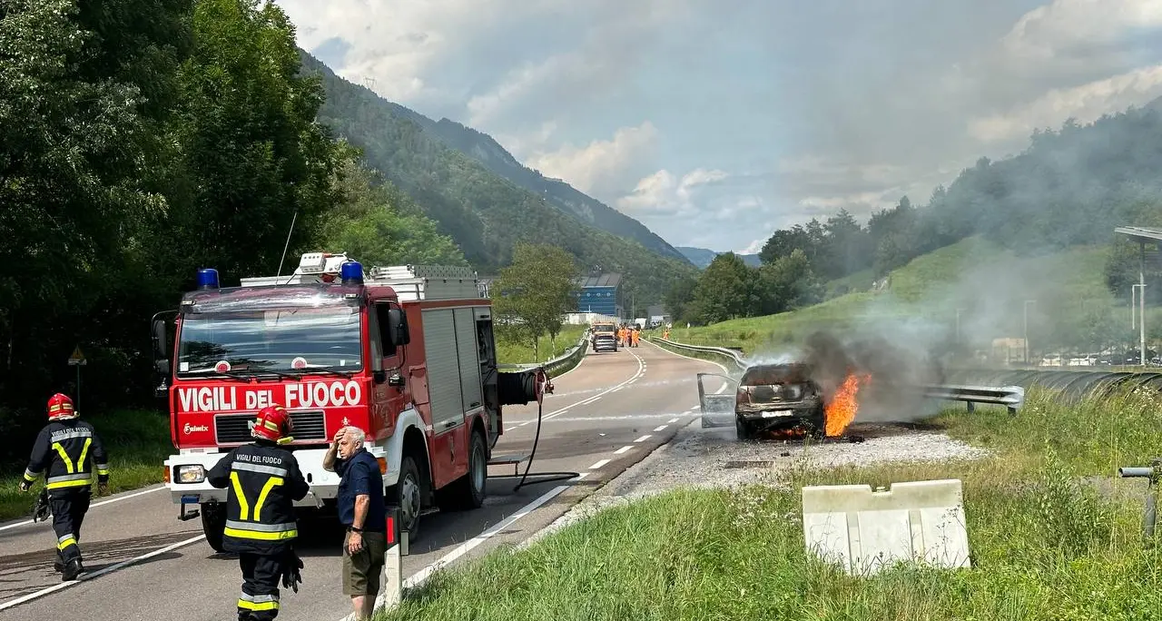 Auto in fiamme a Cimego: il guidatore si ferma e si salva ma la macchina è completamente distrutta