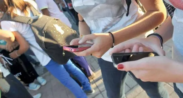 Cellulare a scuola, no al divieto: la “via trentina” di Gerosa