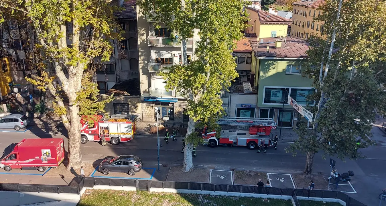 Forte odore di fumo in via Manzoni, vigili del fuoco sul posto per le verifiche del caso