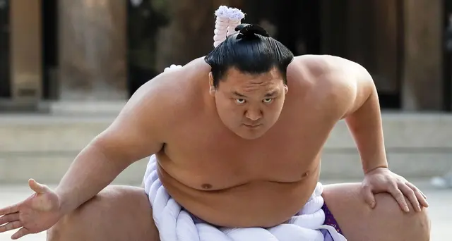 Sumo: il campione Hakuho vuole ritirarsi per un infortunio