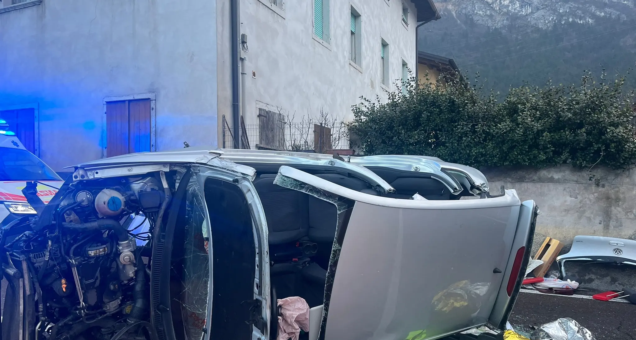 Spaventoso scontro tra Volano e Calliano: 3 persone sono rimaste incastrate fra le lamiere ed estratte vive