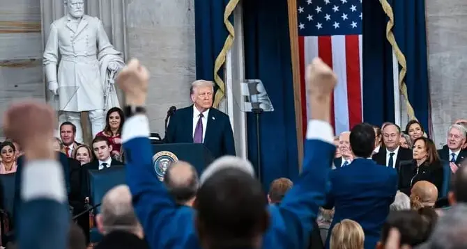 Trump: “Dio mi ha salvato la vita per rifare grande l’America”. Stop alle auto elettriche