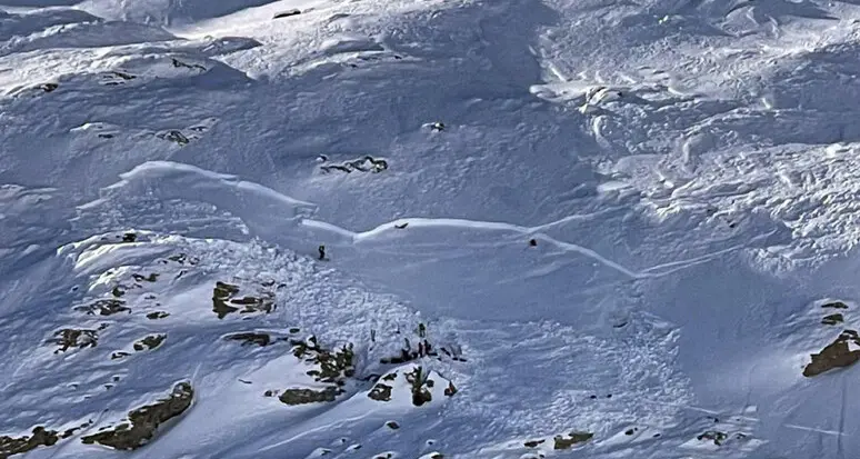 Valanga al confine tra il Trentino e la Lombardia: 15 persone coinvolte