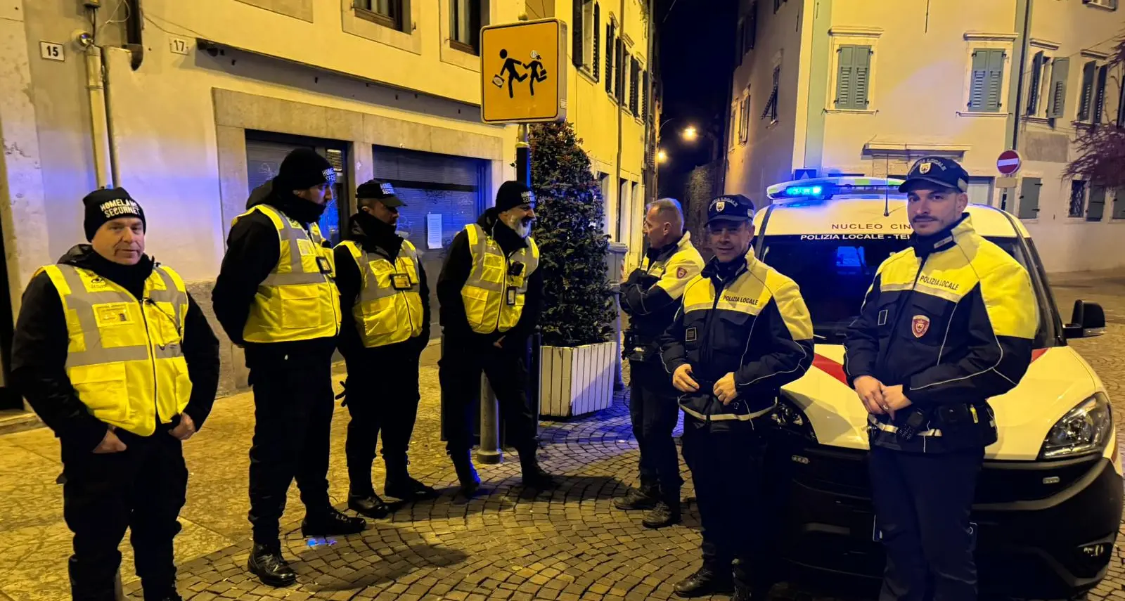 Il Comune e i vigilantes: «Meno liti e rumori in centro». Bloccato uno che orinava sulla cattedrale, e sono stati attaccati da un cane