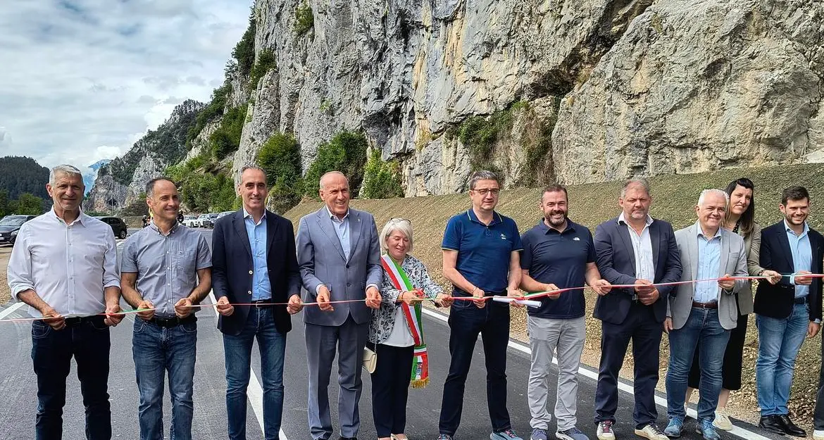 Carreggiata più larga e scorrevole: riaperta la strada dei laghi di Molveno e Tenno