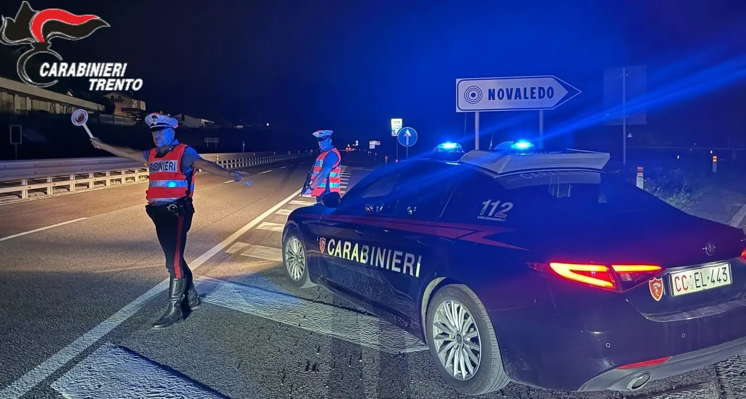 Ubriaco al volante inseguito per 6 km in Valsugana, in auto anche munizioni