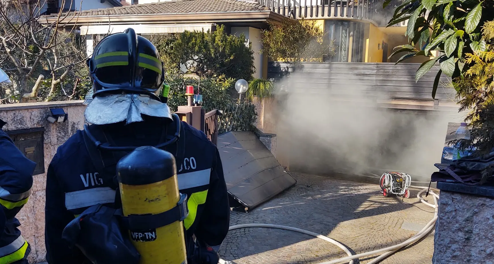 Incendio in un garage a Tavernaro, un ferito grave e quattro intossicati nell’edificio