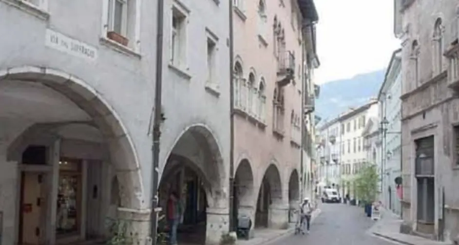 Il centro storico di Trento si sta trasformando: kebab e pizza al posto di scarpe e mutande