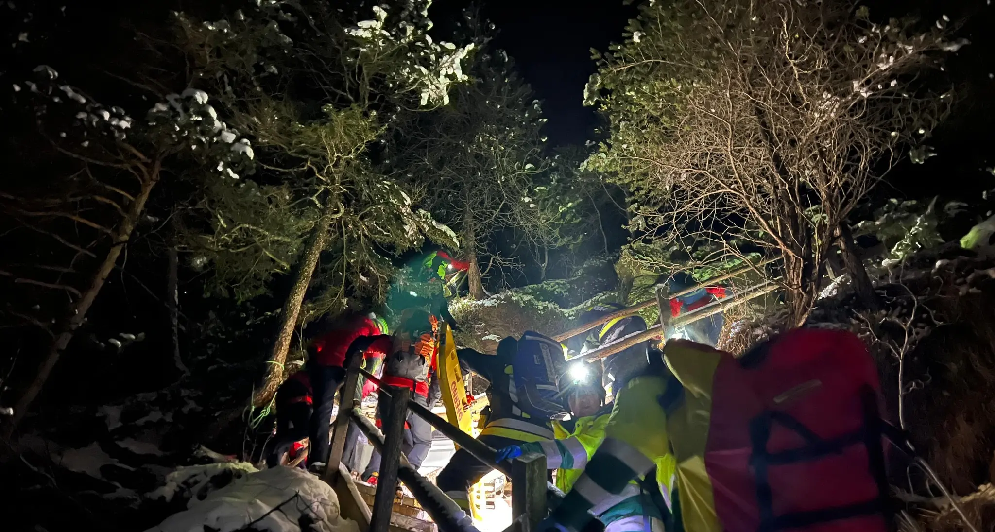 Cade dalla cascata di ghiaccio alle 11 di notte: lungo e complesso intervento di salvataggio al Bletterbach