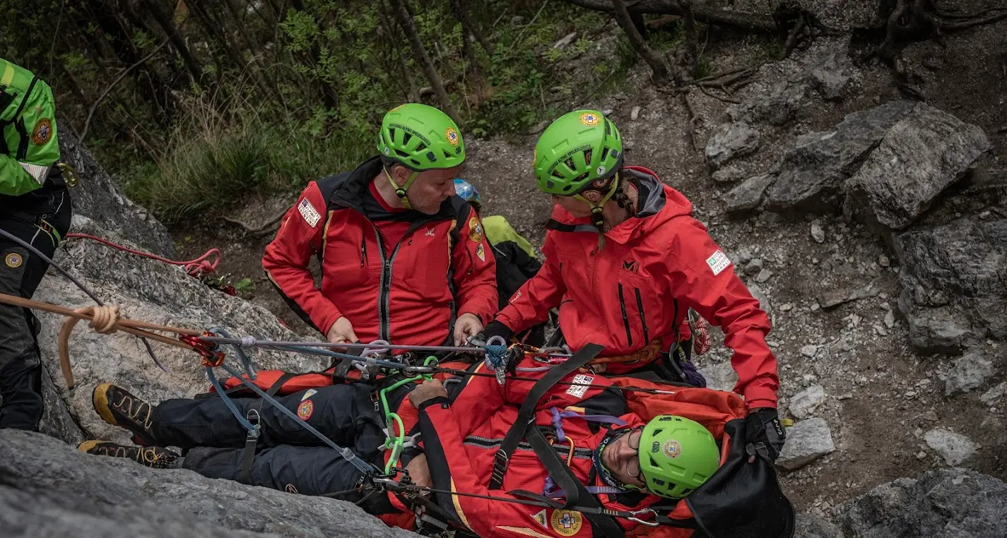 Così si addestrano medici e infermieri del Soccorso Alpino: \"Luoghi impervi\", il corso a Molveno