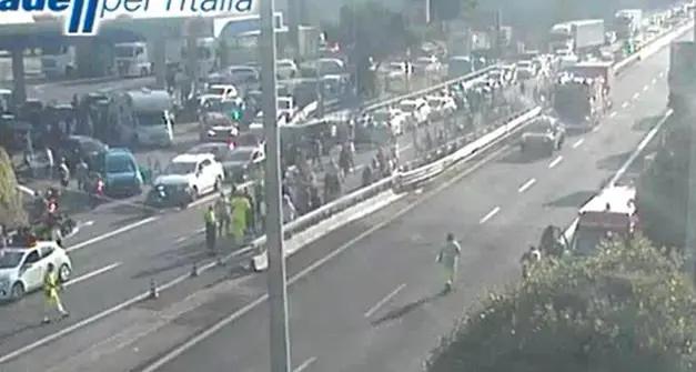 A fuoco un pullman in una galleria sull’A12, chiusa l'autostrada: paura e alcuni intossicati