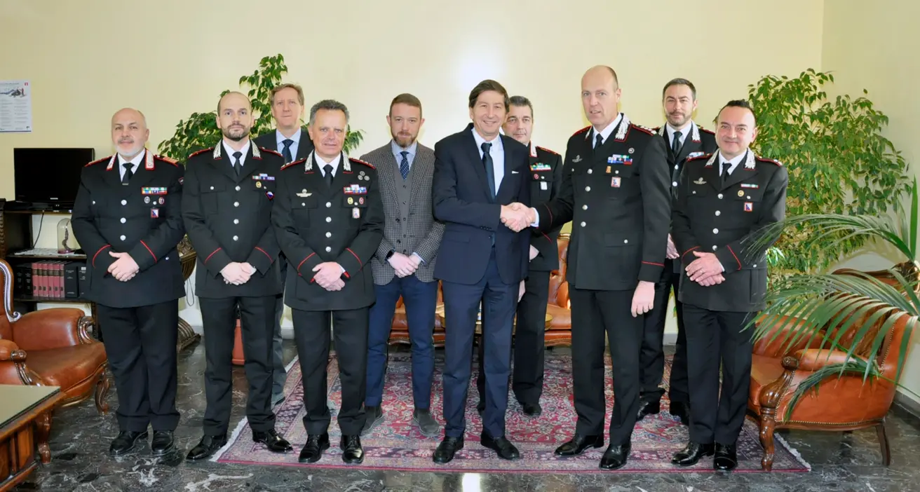 Donato al Commissario del Governo lo stemma in bronzo del Comando dei Carabinieri di Trento