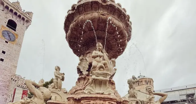 La fontana del Nettuno, da questa sera, è tornata a zampillare dopo due anni