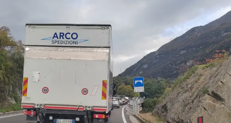 Scontro con un camion a Vezzano, paralizzato il traffico sulla Gardesana