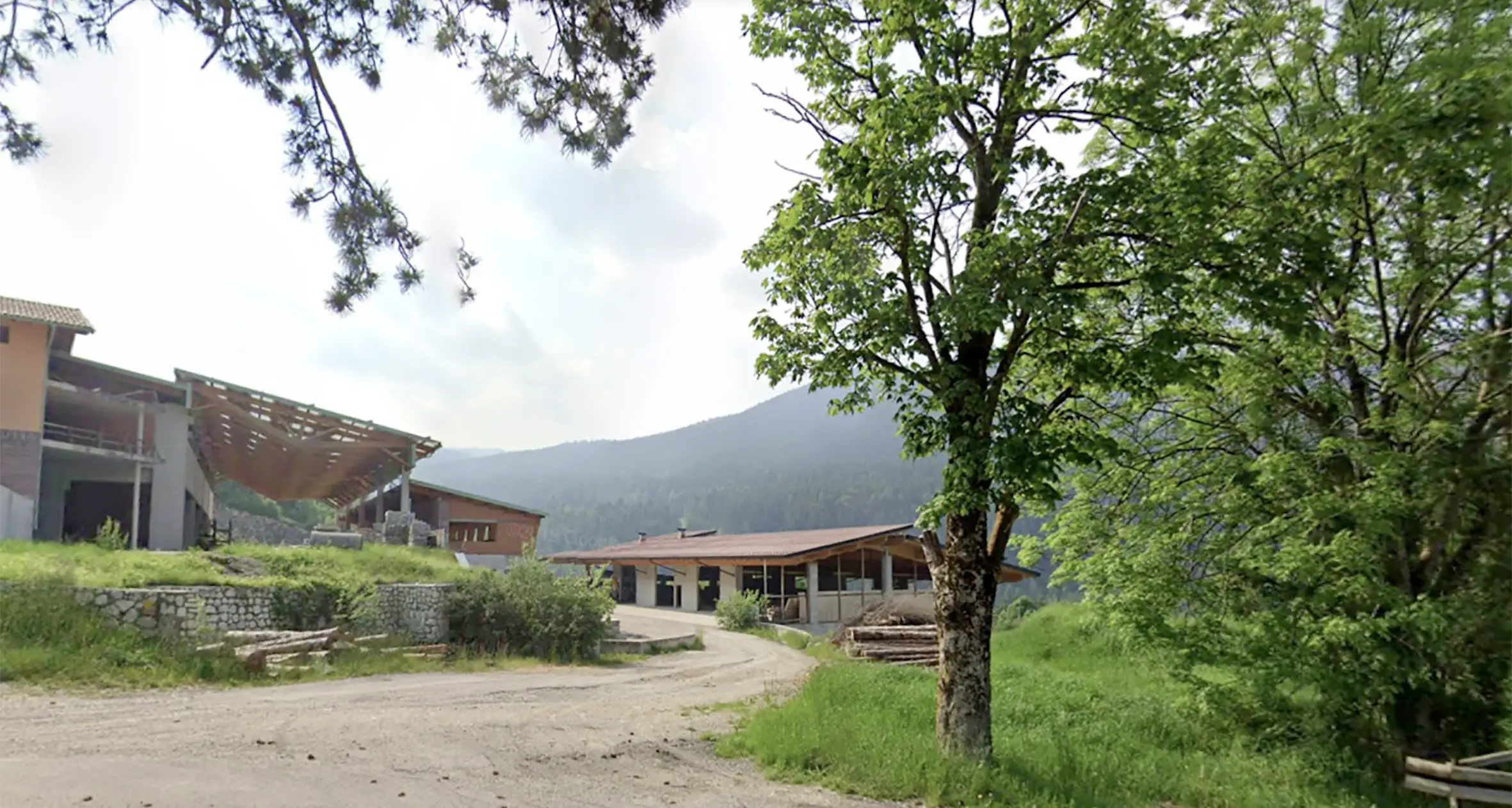 Folgaria, il rudere del centro artigianale è un brutto biglietto da visita, il Comune: «Lo acquisti Trentino Sviluppo»