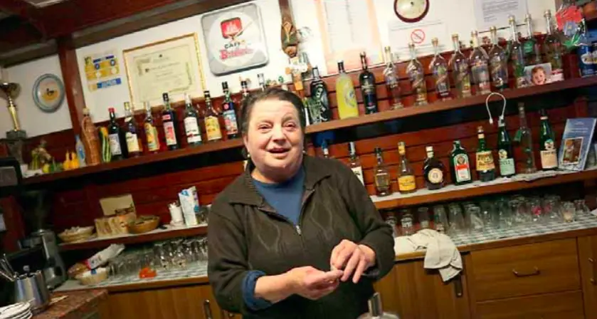 Dopo 60 anni dietro al bancone, Nadia Sannicolò chiuderà il Bar Calvi di Terragnolo
