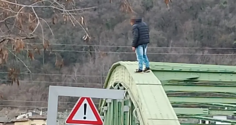 Vuole buttarsi nell'Adige dal ponte di Ravazzone: polizia e soccorritori lo convincono a fermarsi