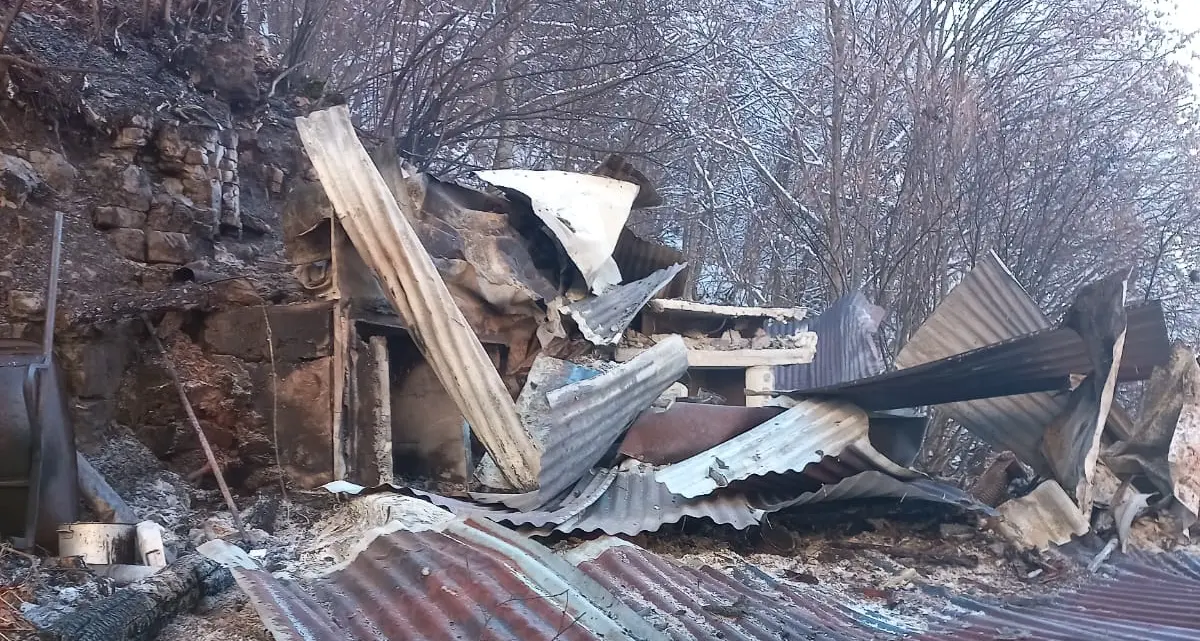Allarme nella notte sopra Stenico per una baita in fiamme