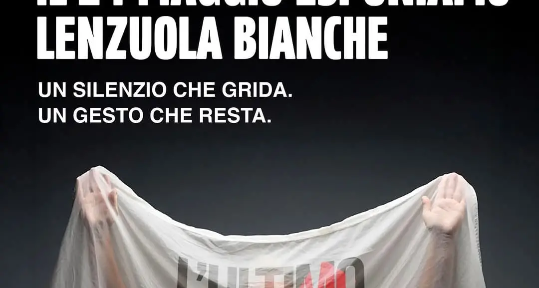 Trento, sulla facciata del Comune il “sudario per Gaza”: «Lenzuola bianche alle finestre delle case»