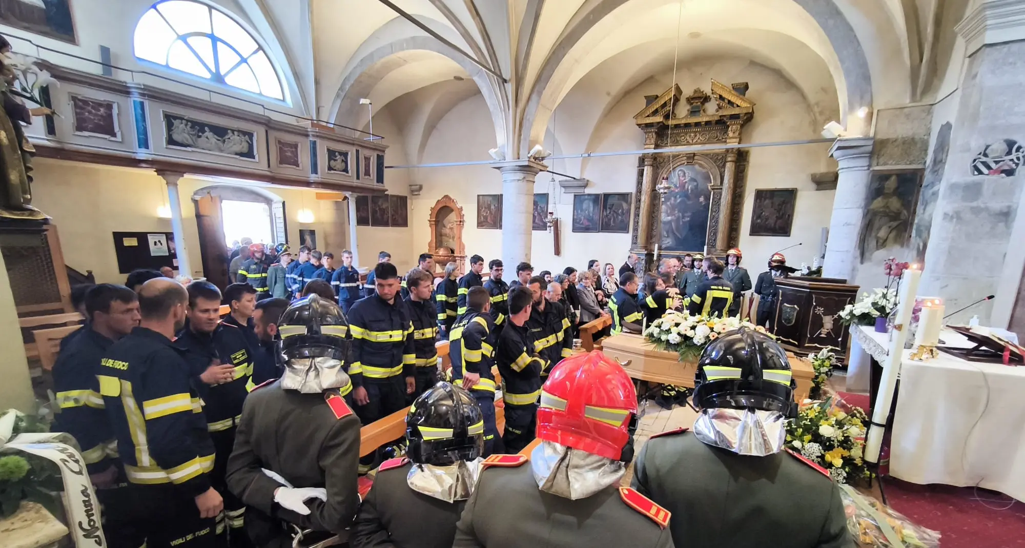 Meano, una grande folla per dare l’ultimo abbraccio a Martino