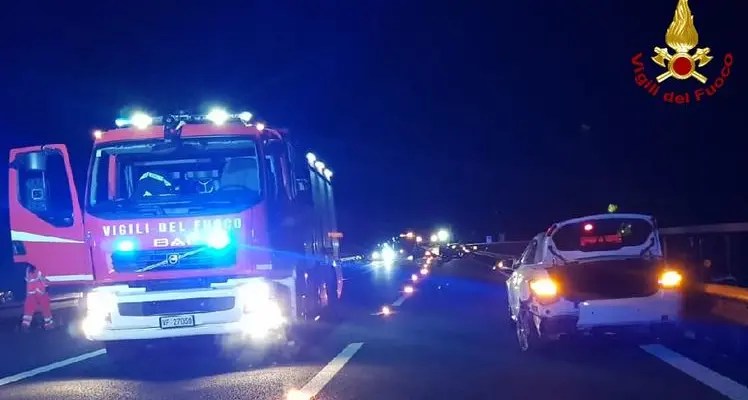 Undici chilometri contromano, poi si schianta contro altre due auto: paura in A22