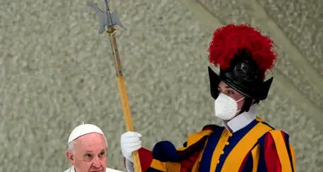 Papa Francesco sofferente: “Non posso camminare, devo obbedire al medico”