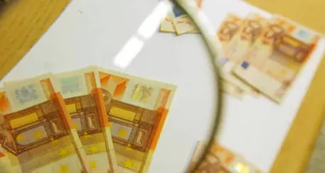 Denunciati due minorenni per acquisti con banconote false a Trento
