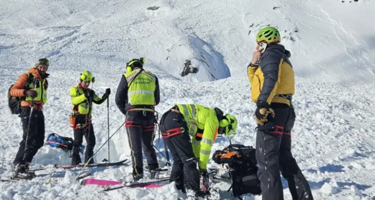 Valanga a passo Rolle, ricerche in corso nella neve nella zona sotto cima Castellazzo