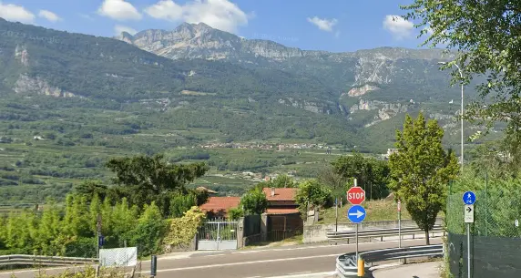 Rovereto, la via dove per parlare in casa devi chiudere le finestre: troppo rumore dei treni che passano