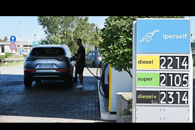 Sale ancora il prezzo dei carburanti, gasolio vicino a 2,2 euro
