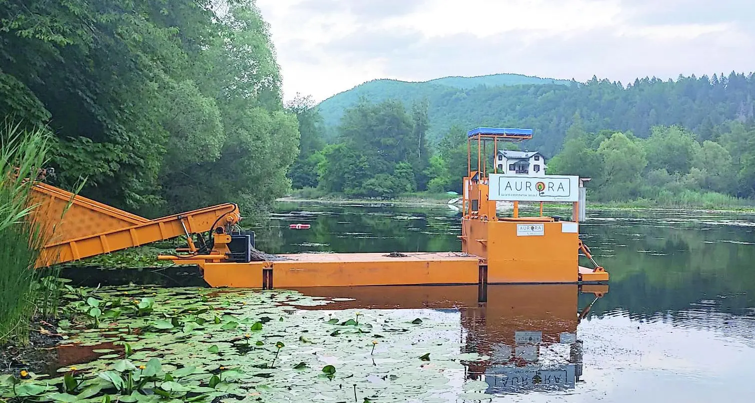 Lago di Cei, in azione una draga meccanica. La sindaca: «Necessario per ripulire le alghe, per la sicurezza dei bagnanti»