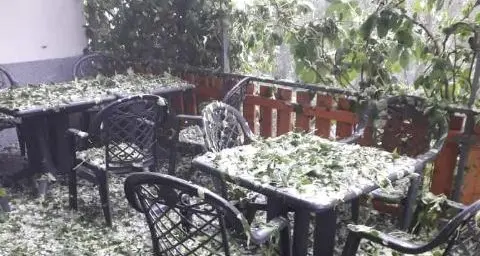 Una domenica di tempesta: grandine sul Trentino, il lago Santo imbiancato, chicchi sulla Vigolana, squarciato il tetto della chiesa di San Vigilio a Pinzolo