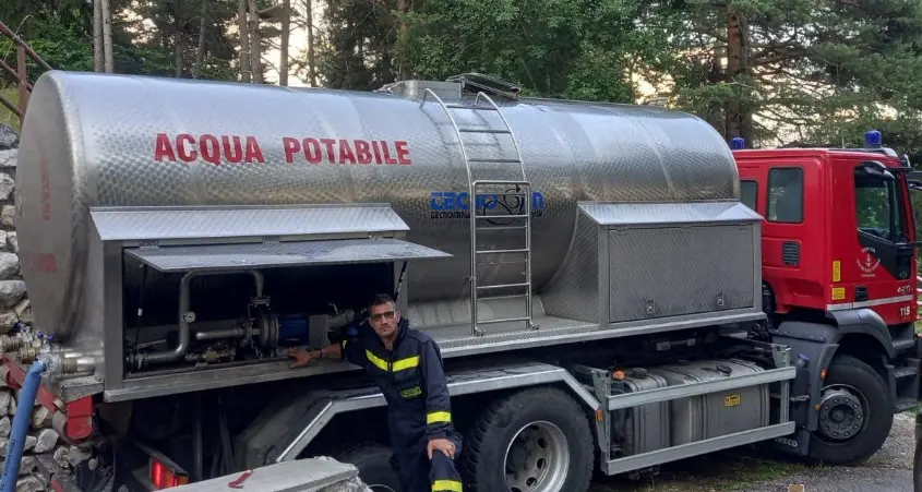 Castelfondo, manca l'acqua, intervengono i pompieri con le autobotti oltre 1200 ettolitri in acquedotto